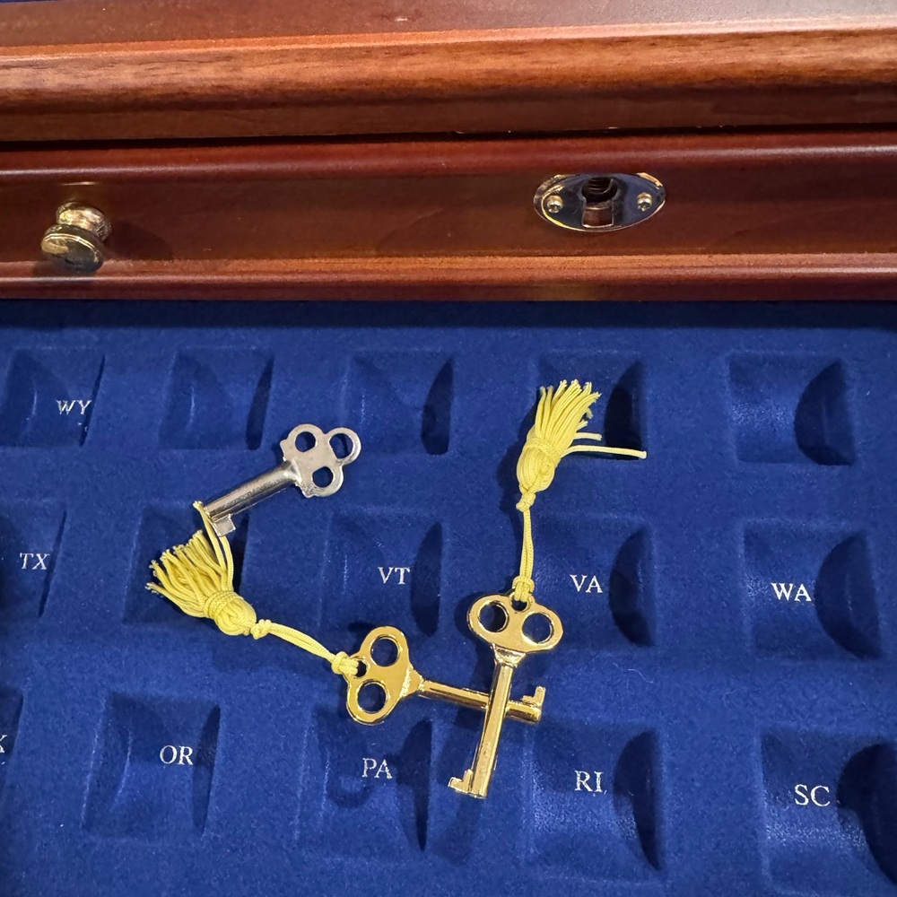 DANBURY MINT Wooden State Quarters Treasure Chest with Blue Velvet Interior - Picture 8 of 16